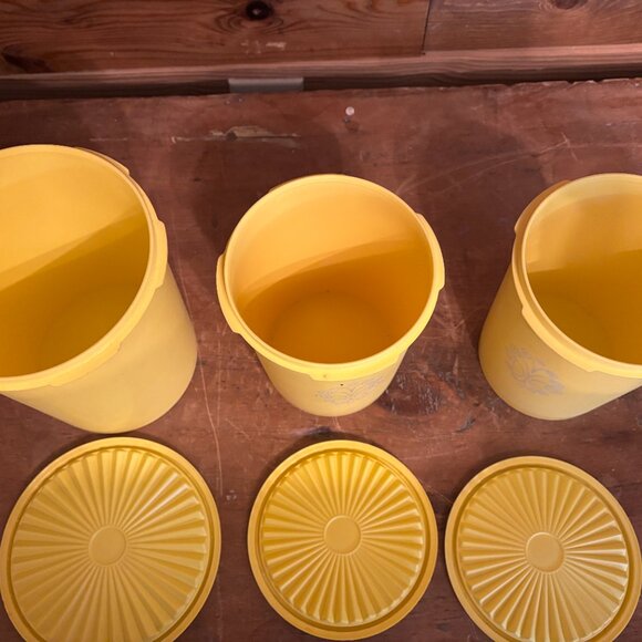 Misc Yellow Tupperware - Picture 4 of 4